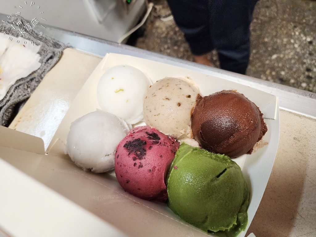 盒裝六球不同顏色與風味的冰品